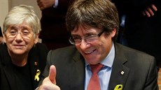 Katalánský expremiér Carles Puigdemont sleduje výsledky předčasných voleb do...