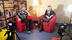 Tomá� Pipota a Michaela Faktorová na k�tu BookTube koutku.