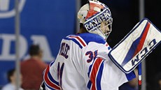 Branká Ondej Pavelec z New York Rangers v zápase s mstským rivalem Islanders.