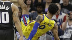 Patrick McCaw z Golden State padá na záda po faulu Vince Cartera ze Sacramenta.