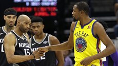 Vince Carter (15) ze Sacramenta se potkal s Kevinem Durantem z Golden State a...