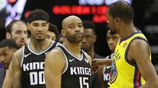 Vince Carter (15) ze Sacramenta se potkal s Kevinem Durantem z Golden State a...