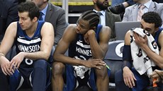 Nemanja Bjelica, Andrew Wiggins a Tyus Jones (zleva) na lavice Minnesoty bhem...