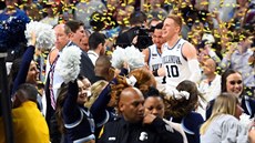 Donte DiVincenzo (10) z Villanovy slaví mezi spoluhrái titul z NCAA.