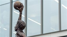 Julius Erving se dočkal sochy od Philadelphia 76ers. Samozřejmě na ní smečuje.