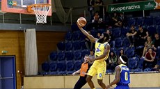 Evan Singletary (vpravo) z Ústí sleduje zakon�ení DeAndreho Upchurche z...