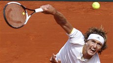 Nmecký tenista Alexander Zverev podává v zápase Davis Cupu se panlskem.