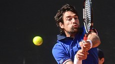 Francouzský tenista Jeremy Chardy v zápase Davis Cupu proti Itálii.