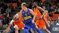 Michael Roll (v modrém) z Maccabi Tel Aviv uniká Lataviousovi Williamsovi z...