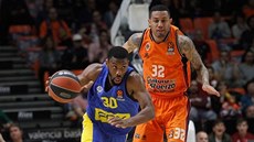 Norris Cole (v modrém) z Maccabi Tel Aviv uniká Ericku Greenovi z Valencie.