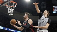 Jusuf Nurki (vlevo) z Portlandu obeel Paua Gasola ze San Antonia.