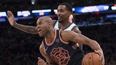 Jarrett Jack (55) z New Yorku uniká Brandonu Jenningsovi z Milwaukee.