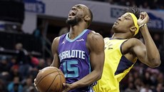 Kemba Walker (vlevo) z Charlotte faulovaný Mylesem Turnerem z Indiany.