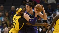 Frank Kaminsky (vpravo) z Charlotte si hlídá mí ped Trevorem Bookerem z...