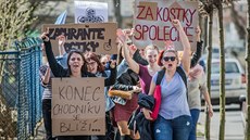 Studenti demonstrovali za opravu unikátního historického chodníku v Hradci...