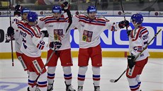 Čeští hokejisté slaví branku v přípravném utkání proti Švýcarsku. Zleva Vojtěch...