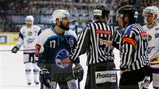 Milan Gula z Plzn (v modrém) diskutuje s rozhodími bhem tvrtého semifinále...