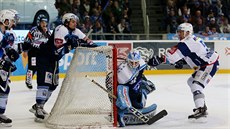 Brn�nský úto�ník Tomá� Vondrá�ek (vpravo) se sna�í trefit kotou�, který p�istál...