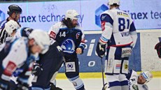 Plzeňský bijec Ryan Hollweg (v modrém uprostřed) shlíží na brněnského beka...