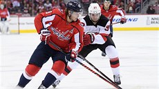 Nicklas Bäckström z Washingtonu (v erveném) a Pavel Zacha z New Jersey v...