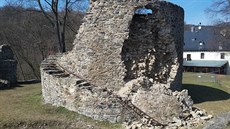 Zřícená část věže hradu Krupka (duben 2018)