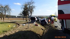 Pi pondlní dopravní nehod na Plzesku se lehce zranili dva lidé. Ob vozidla...