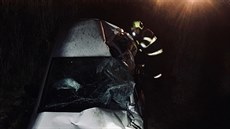 Na trati mezi Kuimí a Tinovem na Brnnsku spadlo auto z nadjezdu ped vlak.