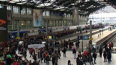Ve Francii probíhá stávka vlak a letadel