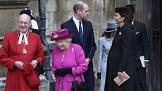 Královna Albta II., princ William a vévodkyn Kate po velikononí bohoslub...