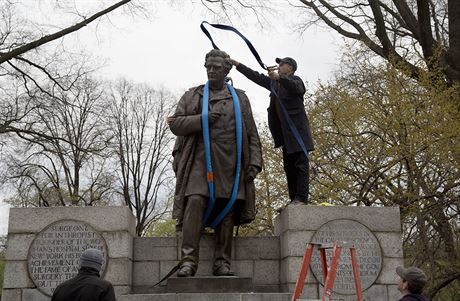 Z newyorského Central Parku byla odstranna socha lékae Jamese Mariona Simse...