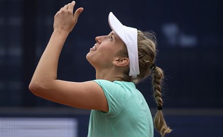 Belgianka Elise Mertensová se raduje z triumfu na turnaji v Luganu.