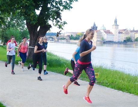 Trenérka Iva Vedralová s bkynmi na kurzu Jdu bhat