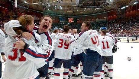 Slováci se radují ze zisku zlatých medailí na hokejovém ampionátu v Göteborgu....