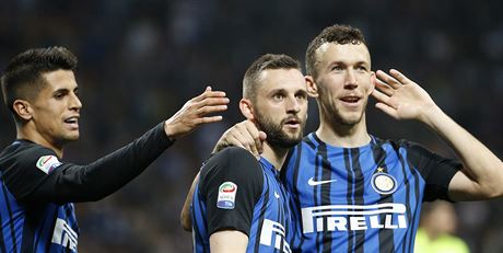 Fotbalisté Interu Milán se radují z gólu v zápase s Cagliari.
