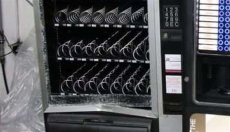 Automat na oberstvení, který v prostjovské firm poniil hladový dlník...