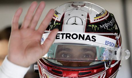 Lewis Hamilton mává fanoukm po tréninku na Velkou cenu íny formule 1.