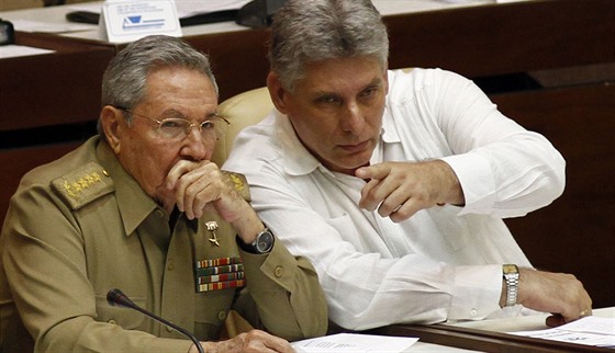 Raúl Castro a Miguel Díaz-Canel (6. července 2013)