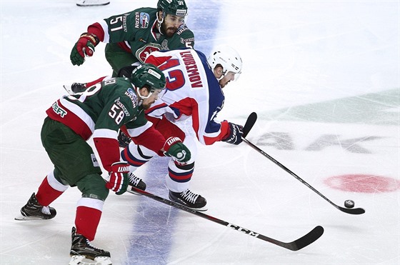 Momentka z finále KHL mezi Kazaní (zelená) a CSKA Moskva.