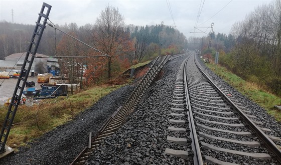 Na trati Cheb - Klášterec nad Ohří od soboty nejezdí vlaky kvůli sesuvu tzv....