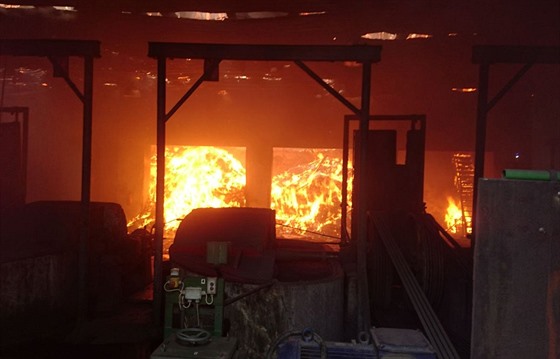 Požár haly na výrobu papírové lepenky v Ostrově.