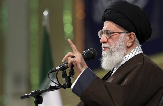 Duchovní vůdce ajatolláh Alí Chameneí promluvil o útoku v Sýrii na setkání v...