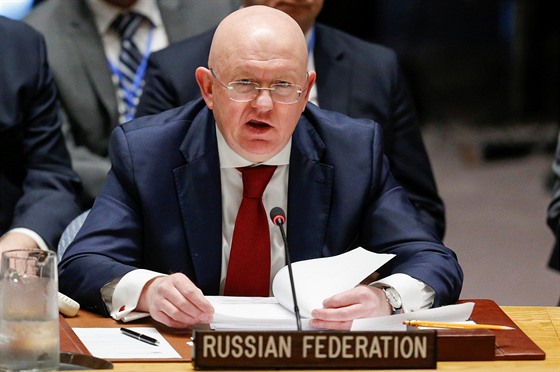 Ruský velvyslanec  v OSN  Vasilij Něbenzja hovoří během mimořádné schůzky Rady...