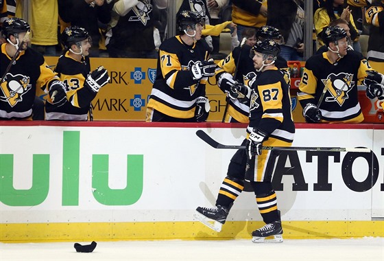 Kapitán Pittsburghu Sidney Crosby slaví hattrick proti Philadelphii.