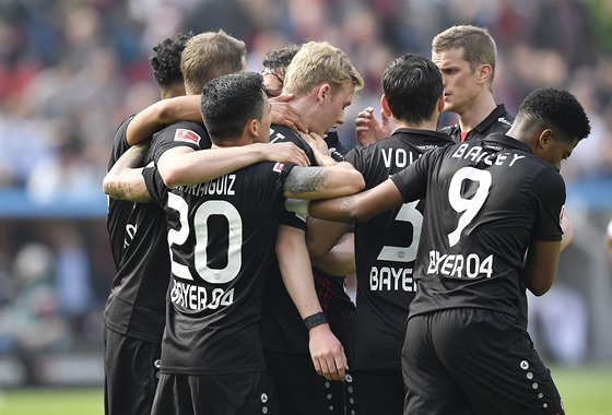 Fotbalisté Leverkusenu slaví branku do sít Frankfurtu.