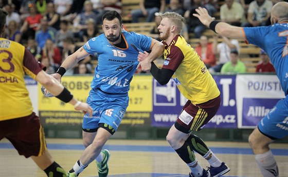 Momentka z utkání házenká�� Plzn� (v modrém) a Dukly Praha.