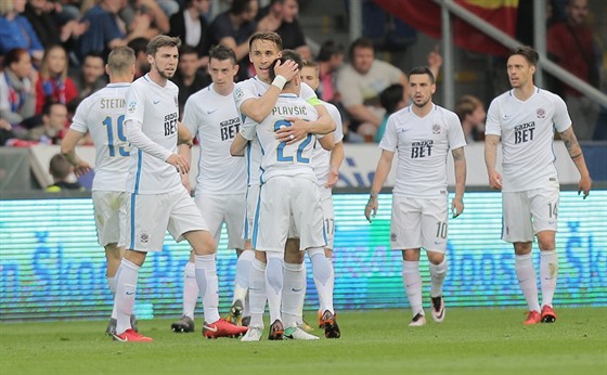 Fotbalisté Sparty slaví branku v utkání proti Plzni.