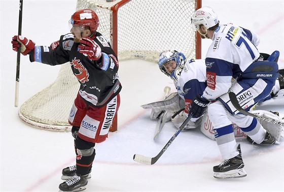 Tinecký útoník Jií Polanský pekonává brankáe Komety Marka iliaka ve...