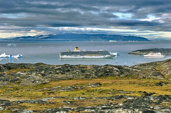 Výletní loď Costa Luminosa kotví ve fjordu před grónským přístavem Ilulissat.