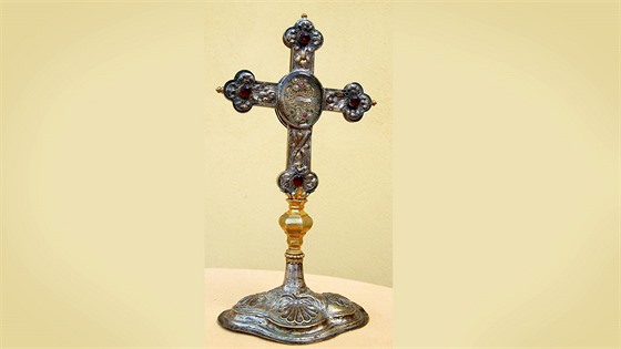 Neznámý pachatel ukradl z hlavního kostela v Liberci vzácný kříž z 19. století...