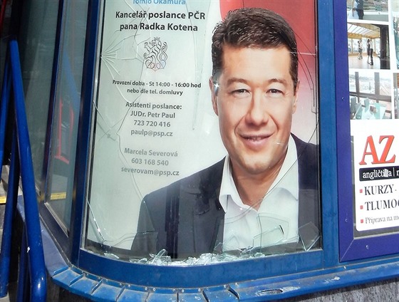 Rozbitá výloha u poslanecké kanceláře Radka Kotena (SPD) v Třebíči. (12. dubna...